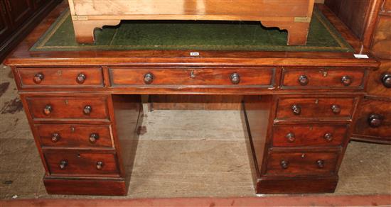 Victorian mahogany pedestal desk